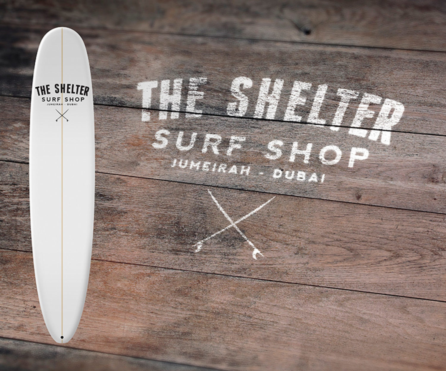 Logo The Shelter surf-shop : mise en situation sur longboard, et peint en blanc sur bois