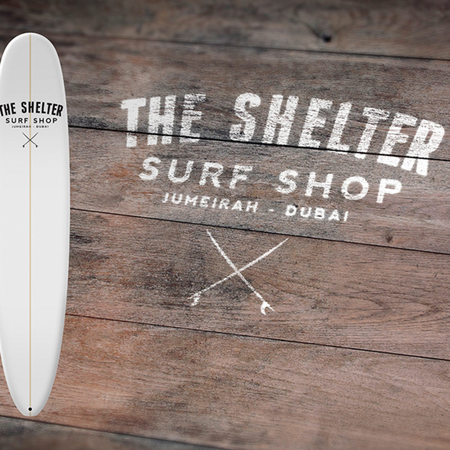 Logo The Shelter surf-shop : mise en situation sur longboard, et peint en blanc sur bois