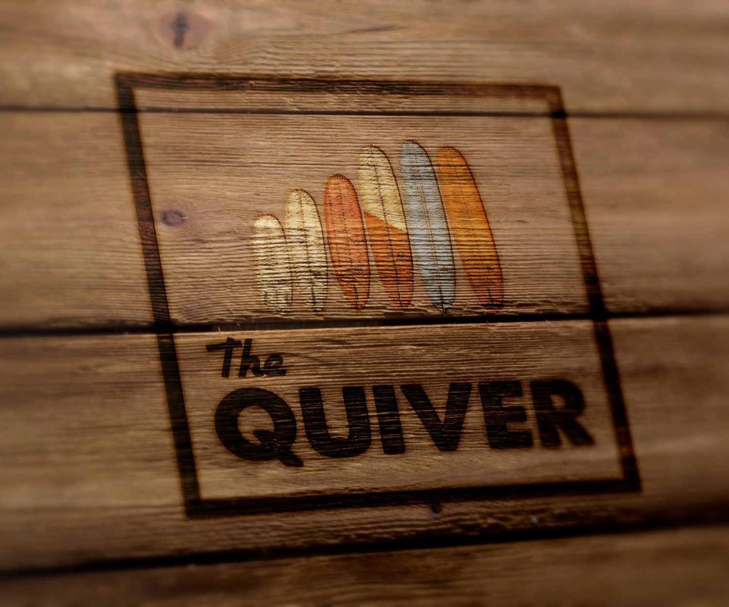 Mise en situation du logo The Quiver, bois brulé