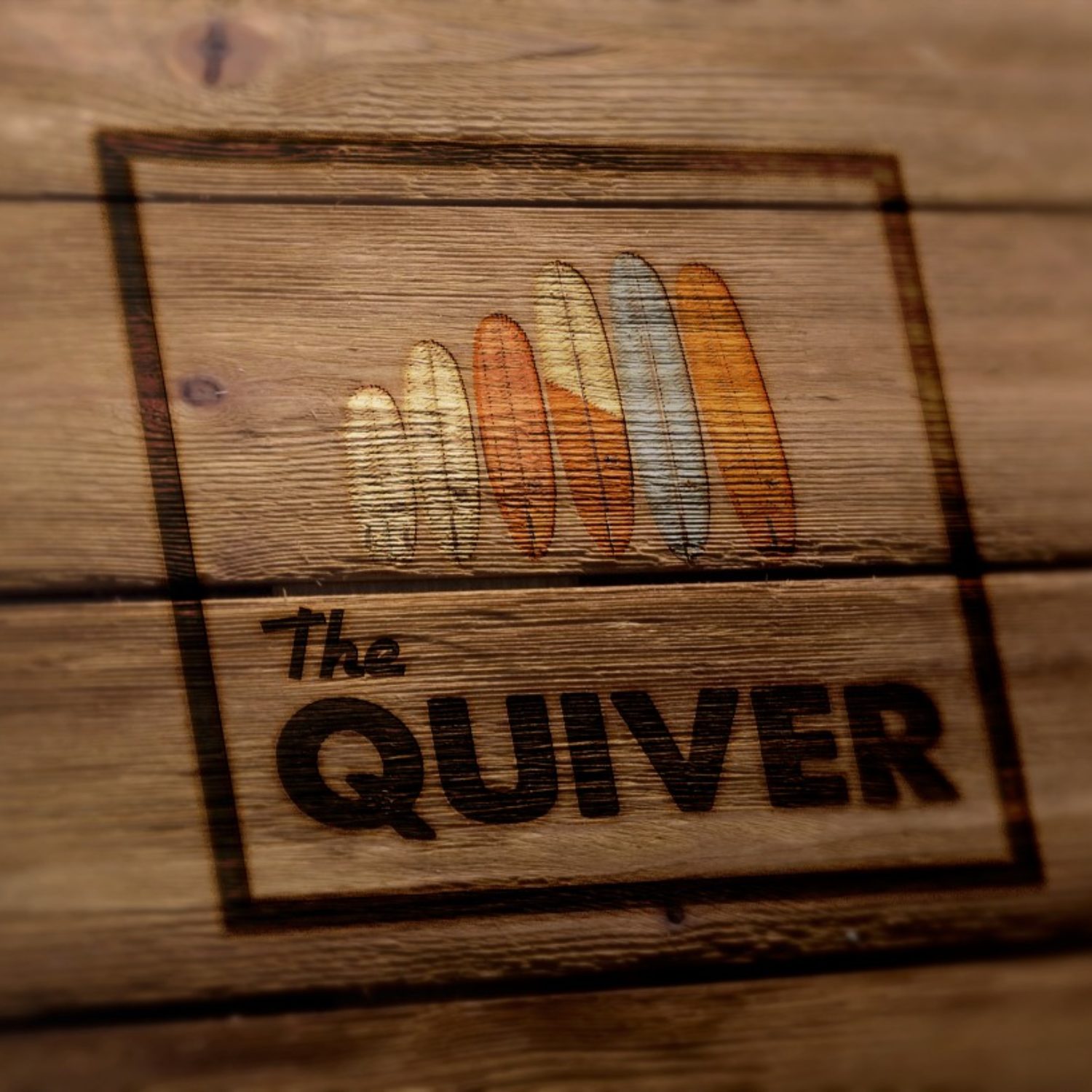 Mise en situation du logo The Quiver, bois brulé